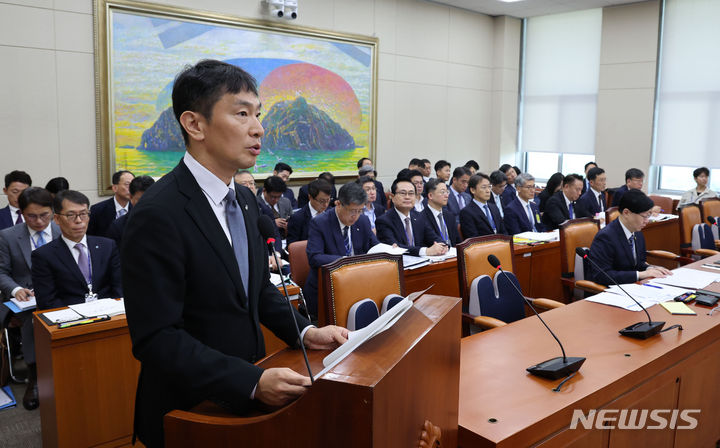 [서울=뉴시스] 권창회 기자 = 이복현 금융감독원장이 25일 오전 서울 여의도 국회에서 열린 정무위원회 전체회의에서 업무보고를 하고 있다. 2024.07.25. kch0523@newsis.com