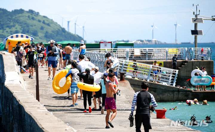 [제주=뉴시스] 우장호 기자 = 장마 전선이 소강상태이 놓이며 무더운 날씨가 이어진 25일 오전 제주시 한경면 판포포구에 피서객이 찾아와 시원한 물놀이로 한낮 더위를 식히고 있다. 2024.07.25. woo1223@newsis.com