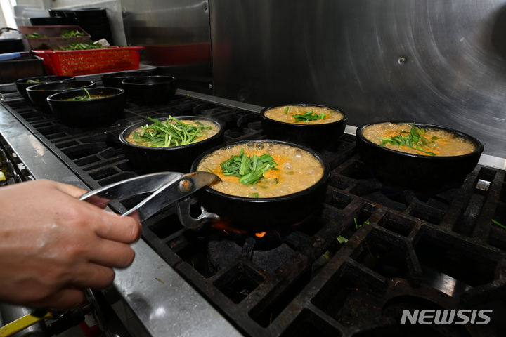 [광주=뉴시스] 이영주 기자 = 삼복더위중 두번째 복날인 중복을 맞은 25일 오전 광주 서구 한 흑염소탕 전문점에서 뚝배기가 끓고 있다. 2024.07.25. leeyj2578@newsis.com