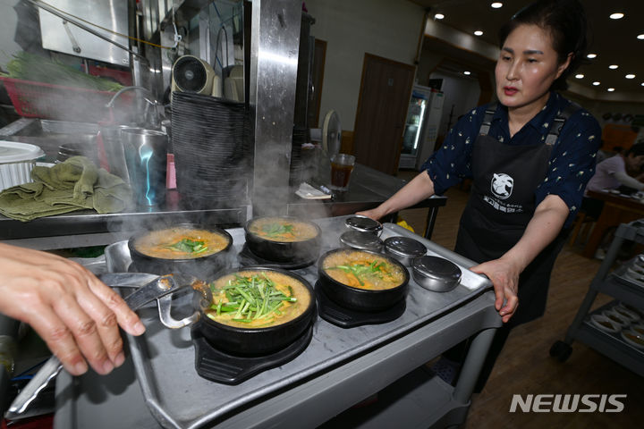 [광주=뉴시스] 이영주 기자 = 삼복더위중 두번째 복날인 중복을 맞은 25일 오전 광주 서구 한 흑염소 전문점에서 종업원들이 흑염소탕을 나르고 있다. 2024.07.25. leeyj2578@newsis.com