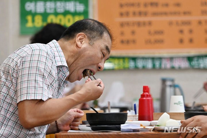 [광주=뉴시스] 이영주 기자 = 삼복더위중 두번째 복날인 중복을 맞은 25일 오전 광주 서구 한 흑염소탕 전문점에서 손님들이 흑염소탕을 먹으며 복달임을 하고 있다. 2024.07.25. leeyj2578@newsis.com