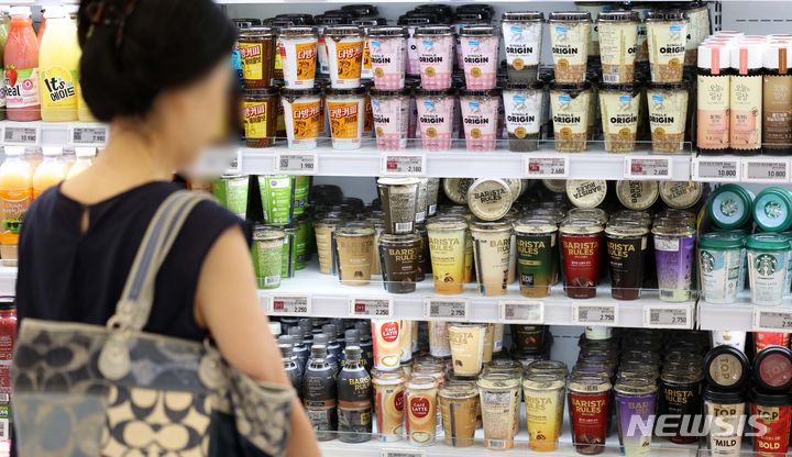 [서울=뉴시스] 김선웅 기자 = 서울 소재 유통매장에서 매일유업 커피 제품이 판매되고 있다. 2024.07.25. mangusta@newsis.com