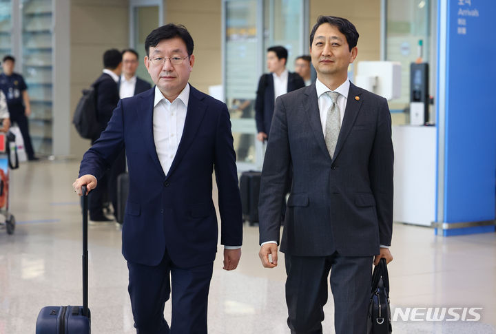 [인천공항=뉴시스] 황준선 기자 = 성태윤(왼쪽) 대통령실 정책실장과 안덕근 산업통상자원부 장관이 25일 오후 체코 원전 사업 우선협상대상자 선정에 따른 후속 조치 논의를 위한 특사단 일정을 마친 뒤 인천국제공항을 통해 귀국하고 있다. 2024.07.25. hwang@newsis.com