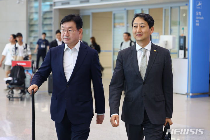 [인천공항=뉴시스] 황준선 기자 = 성태윤(왼쪽) 대통령실 정책실장과 안덕근 산업통상자원부 장관이 25일 오후 체코 원전 사업 우선협상대상자 선정에 따른 후속 조치 논의를 위한 특사단 일정을 마친 뒤 인천국제공항을 통해 귀국하고 있다. 2024.07.25. hwang@newsis.com