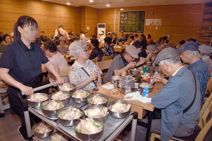 [서울=뉴시스] 25일 서울 서초구 서초2동 새마을부녀회에서 중복을 맞아 서초구 관내 음식점에서  어르신 100명을 초대해 삼계탕 나눔 잔치를 진행하고 있다. (사진=서초2동부녀회 제공) 2024.07.25. photo@newsis.com *재판매 및 DB 금지