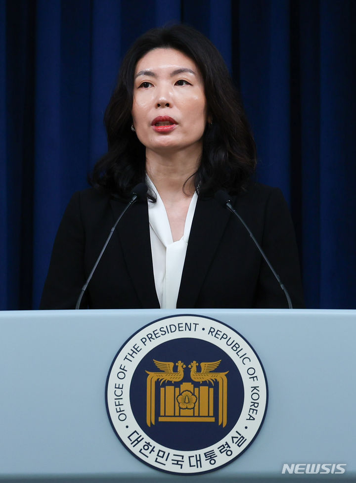 [서울=뉴시스] 최진석 기자 = 대통령실 저출생대응수석으로 임명된 유혜미 한양대 경제금융학부 교수가 25일 서울 용산 대통령실 청사에서 소감을 밝히고 있다. 2024.07.25. myjs@newsis.com