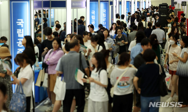 [서울=뉴시스] 지난해 7월 25일 서울 강남구 코엑스에서 열린 2025학년도 수시 대학입학정보박람회를 찾은 학부모와 입시생들이 부스를 둘러보고 있는 모습. (사진=뉴시스 DB) 2024.07.25. photo@newsis.com