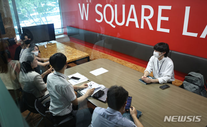 [서울=뉴시스] 김금보 기자 = 공정거래위원회 직원들이 25일 오후 서울 강남구 위메프 별관에서 정산·환불금미지급 사태 관련 현장조사를 하고 있다. 2024.07.25. kgb@newsis.com