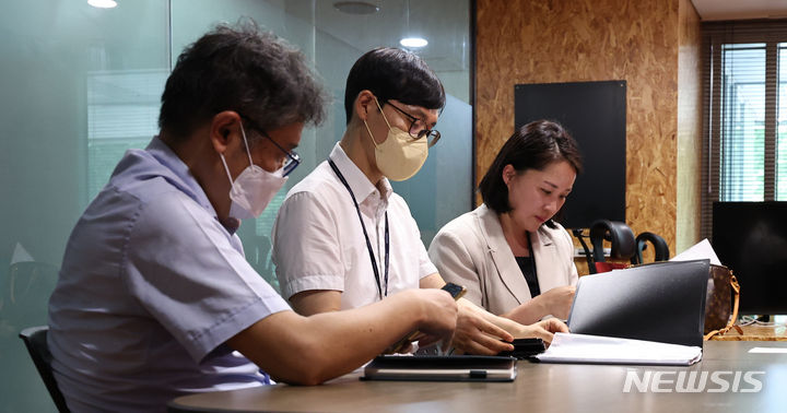 [서울=뉴시스] 김금보 기자 = 공정거래위원회 직원들이 25일 오후 서울 강남구 위메프 별관에서 정산·환불금미지급 사태 관련 현장조사를 하고 있다. 2024.07.25. kgb@newsis.com