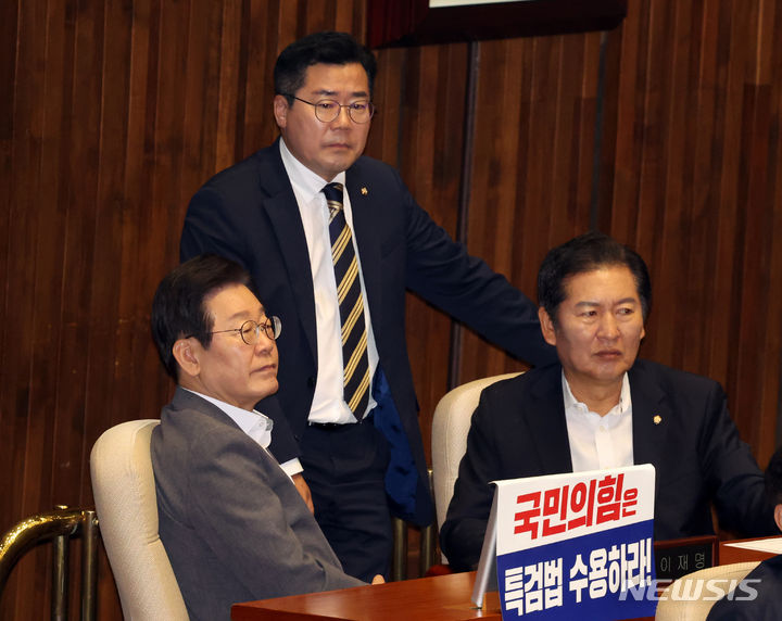 [서울=뉴시스] 조성우 기자 = 이재명(왼쪽) 더불어민주당 당 대표 후보가 25일 오후 서울 여의도 국회에서 열린 제416회 국회(임시회) 제1차 본회의에서 박찬대 당 대표 직무대행 겸 원내대표, 정청래 법사위원장과 대화하다 주진우 의원의 발언을 듣고 있다. 2024.07.25. xconfind@newsis.com
