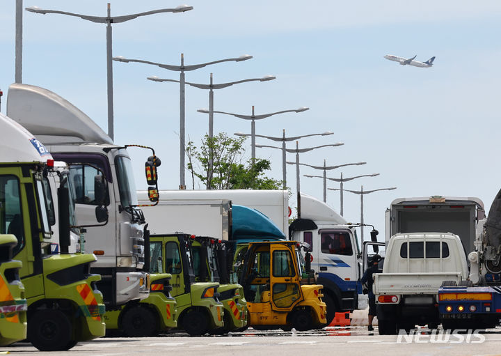 [인천공항=뉴시스] 황준선 기자 = 인천국제공항 화물터미널 너머로 비행기가 이륙하고 있다. 인천국제공항공사에 따르면 중국의 알리익스프레스와 테무 등 해외직구 e커머스(전자상거래) 업체들이 주로 이용하는 해상·항공 복합운송화물량의 올해 2분기 실적이 1분기 1만9266t 대비 64.2% 증가한 3만1644t을 기록해 올해 12만t 이상 실적이 예상된다고 밝혔다. 이는 2019년 4만6700t에 비해 세 배 가까운 성장이다. 2024.07.25. hwang@newsis.com