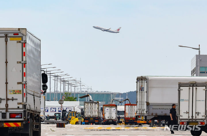 [인천공항=뉴시스] 황준선 기자 = 25일 인천국제공항 화물터미널 너머로 비행기가 이륙하고 있다. 인천국제공항공사에 따르면 중국의 알리익스프레스와 테무 등 해외직구 e커머스(전자상거래) 업체들이 주로 이용하는 해상·항공 복합운송화물량의 올해 2분기 실적이 1분기 1만9266t 대비 64.2% 증가한 3만1644t을 기록해 올해 12만t 이상 실적이 예상된다고 밝혔다. 이는 2019년 4만6700t에 비해 세 배 가까운 성장이다. 2024.07.25. hwang@newsis.com