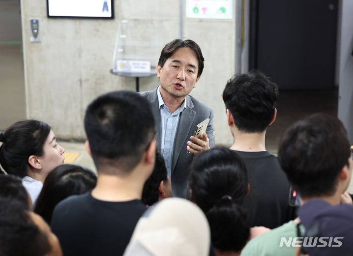 [서울=뉴시스] 김금보 기자 = 류화현 위메프 대표이사가 25일 오후 서울 강남구 위메프 본사에서 환불금미지급 사태 관련 고객 항의에 답하고 있다. 2024.07.25. kgb@newsis.com