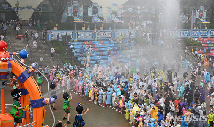 [용인=뉴시스] 김종택 기자 = 전국 곳곳에 폭염특보가 발효된 25일 경기도 용인시 에버랜드 카니발 광장에서 열린 초대형 워터쇼 '슈팅 워터펀' 공연을 관람온 시민들이 시원한 물줄기를 맞으며 더위를 식히고 있다. 2024.07.25. jtk@newsis.com