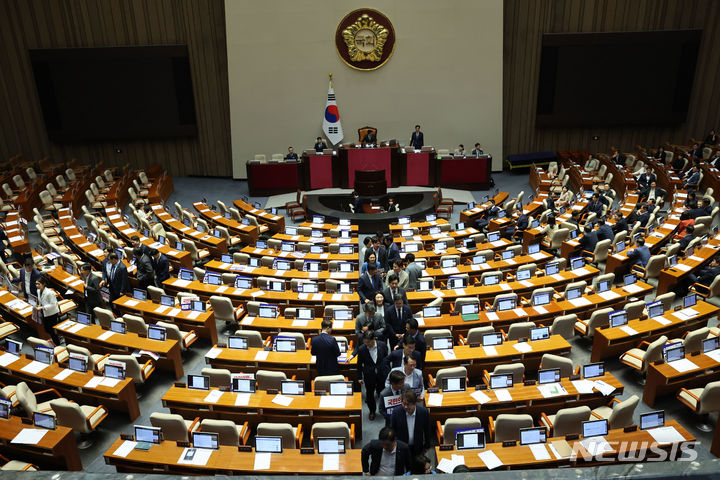 [서울=뉴시스] 권창회 기자 = 25일 오후 서울 여의도 국회에서 열린 제416회 국회(임시회) 제1차 본회의에서 순직 해병 수사 방해 및 사건 은폐 등의 진상규명을 위한 특별검사의 임명 등에 관한 법률안 재의의 건이 부결되자 더불어민주당 의원들이 본회의장을 나서고 있다. 2024.07.25. kch0523@newsis.com