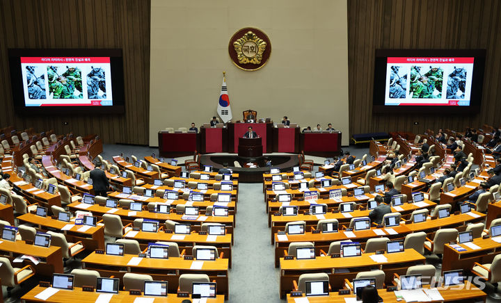 [서울=뉴시스] 권창회 기자 = 최형두 국민의힘 의원이 25일 오후 서울 여의도 국회에서 열린 제416회 국회(임시회) 제1차 본회의에서 방송통신위원회의 설치 및 운영에 관한 법률 일부개정법률안에 반대하는 무제한 토론(필리버스터)을 하고 있다. 2024.07.25. kch0523@newsis.com