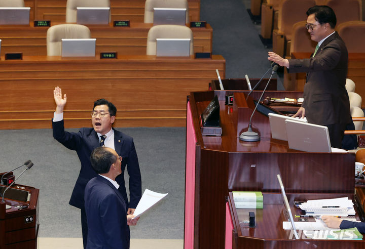 [서울=뉴시스] 조성우 기자 = 박찬대 더불어민주당 당대표 직무대행 겸 원내대표가 25일 오후 서울 여의도 국회에서 열린 제416회 국회(임시회) 제1차 본회의에서 추경호 국민의힘 원내대표가 '방송 4법' 심사보고 과정과 관련해 항의하는 중에 국민의힘 의원들과 언쟁을 벌이고 있다. 2024.07.25. xconfind@newsis.com