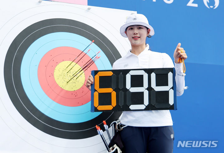 [파리=뉴시스] 김진아 기자 = 2024 파리올림픽 대한민국 양궁대표팀 임시현이 25일(현지시간) 프랑스 파리 에펠탑 레쟁발리드에서 열린 여자 개인전 랭킹라운드에서 총 694점으로 세계 신기록을 기록한 뒤 포즈를 취하고 있다. 2024.07.25. bluesoda@newsis.com