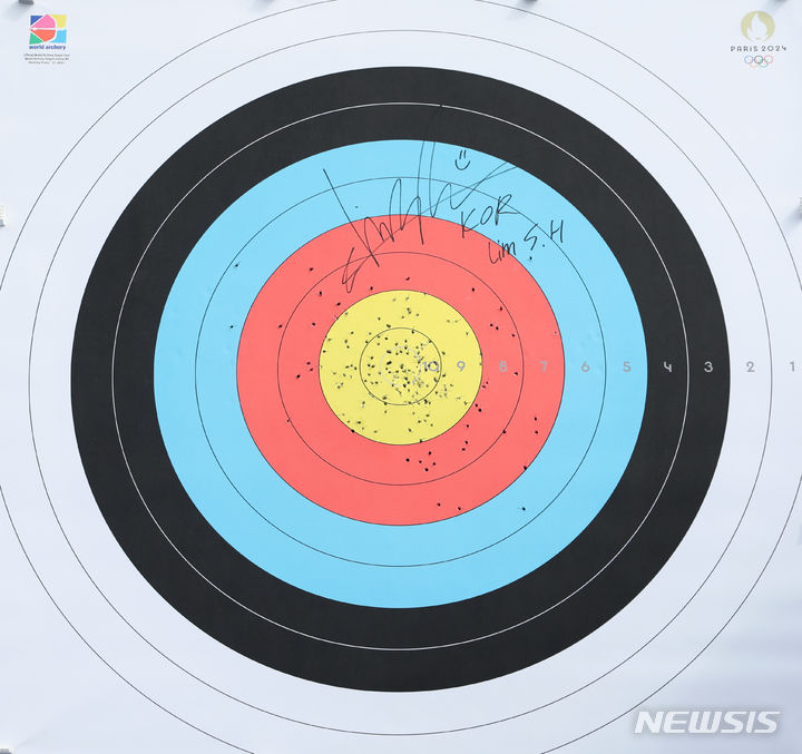 [파리=뉴시스] 김진아 기자 = 2024 파리올림픽 대한민국 양궁대표팀 임시현이 25일(현지시간) 프랑스 파리 에펠탑 레쟁발리드에서 열린 여자 개인전 랭킹라운드에서 총 694점으로 세계 신기록을 기록, 과녁에 사인을 남겼다. 2024.07.25. bluesoda@newsis.com
