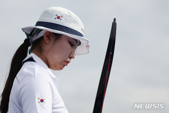 [파리=뉴시스] 김진아 기자 = 2024 파리올림픽 대한민국 양궁대표팀 남수현이 지난 25일(현지시간) 프랑스 파리 에펠탑 레쟁발리드에서 열린 여자 개인전 랭킹라운드에서 집중하고 있다. 2024.07.25. bluesoda@newsis.com