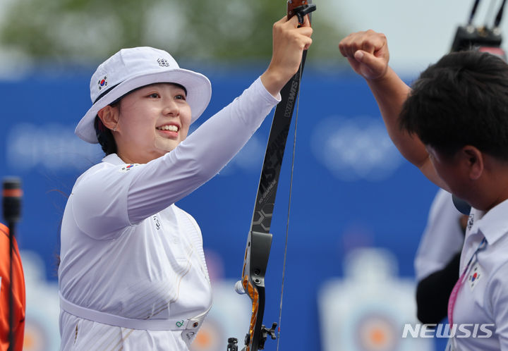 파리=뉴시스] 김진아 기자 = 2024 파리올림픽 대한민국 양궁대표팀 임시현이 25일(현지시간) 프랑스 파리 에펠탑 레쟁발리드에서 열린 여자 개인전 랭킹라운드에서 총 694점으로 세계 신기록을 기록한 뒤 기뻐하고 있다. 2024.07.25. bluesoda@newsis.com