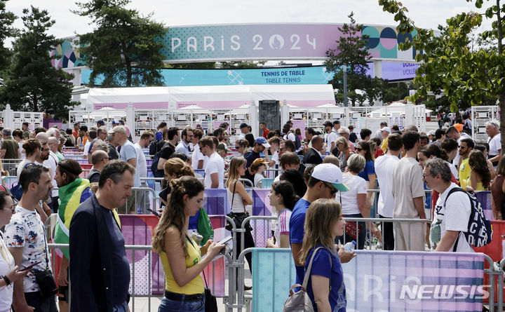 [파리=뉴시스] 최동준 기자 = 빗속에서 막을 올린 2024 파리 올림픽이 이번엔 폭염으로 몸살을 앓고 있다. 저탄소 대회를 지향하며 에어컨이 설치돼 있지 않은 곳도 많아 폭염에 더 취약하다는 얘기가 나온다. 사진은 지난 25일(현지시각) 프랑스 파리 사우스 파리 아레나6에서 열린 2024 파리 올림픽 핸드볼 예선 경기를 찾은 관중들이 입장하고 있는 모습. 2024.07.31. photocdj@newsis.com