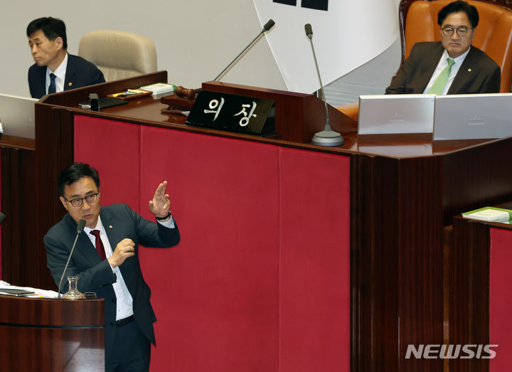 [서울=뉴시스] 조성우 기자 = 최형두 국민의힘 의원이 25일 오후 서울 여의도 국회에서 열린 제416회 국회(임시회) 제1차 본회의에서 방송통신위원회의 설치 및 운영에 관한 법률 일부개정법률안에 대한 필리버스터(무제한 토론)를 하고 있다. 2024.07.25. xconfind@newsis.com