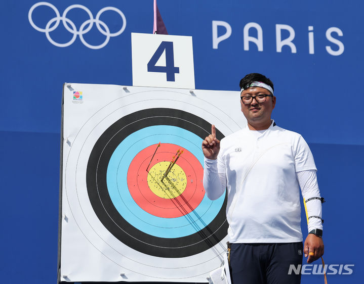 [파리=뉴시스] 김진아 기자 = 2024 파리올림픽 대한민국 양궁대표팀 김우진이 25일(현지시간) 프랑스 파리 에펠탑 레쟁발리드에서 열린 남자 개인전 랭킹라운드에서 랭킹 1위를 차지한 뒤 기념촬영을 하고 있다. 2024.07.25. bluesoda@newsis.com