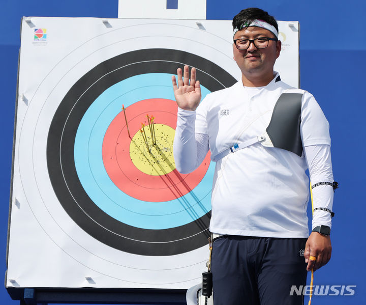 [파리=뉴시스] 김진아 기자 = 2024 파리올림픽 대한민국 양궁대표팀 김우진이 25일(현지시간) 프랑스 파리 에펠탑 레쟁발리드에서 열린 남자 개인전 랭킹라운드에서 랭킹 1위를 차지한 뒤 기념촬영을 하고 있다. 2024.07.25. bluesoda@newsis.com