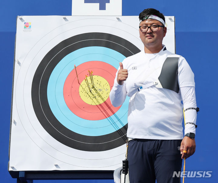 [파리=뉴시스] 김진아 기자 = 2024 파리올림픽 대한민국 양궁대표팀 김우진이 25일(현지시간) 프랑스 파리 에펠탑 레쟁발리드에서 열린 남자 개인전 랭킹라운드에서 랭킹 1위를 차지한 뒤 기념촬영을 하고 있다. 2024.07.25. bluesoda@newsis.com