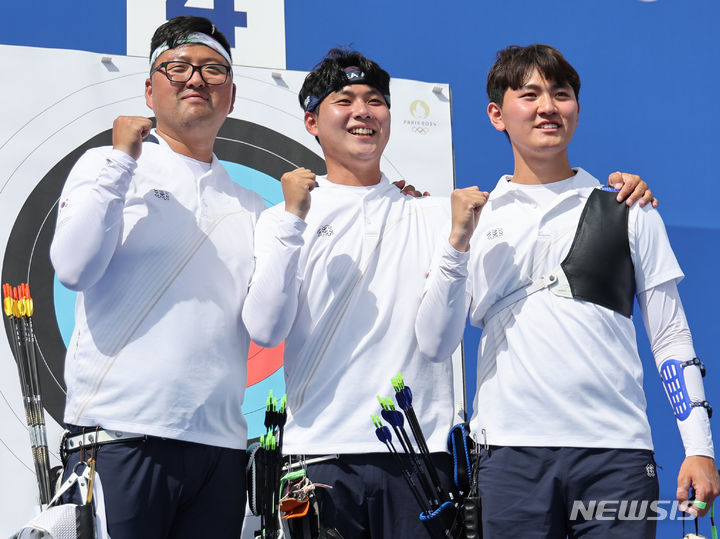 [파리=뉴시스] 김진아 기자 = 2024 파리올림픽 대한민국 양궁대표팀 김우진(왼쪽부터), 이우석, 김제덕이 25일(현지시간) 프랑스 파리 에펠탑 레쟁발리드에서 열린 남자 개인전 랭킹라운드를 마친뒤 포즈를 취하고 있다. 2024.07.25. bluesoda@newsis.com