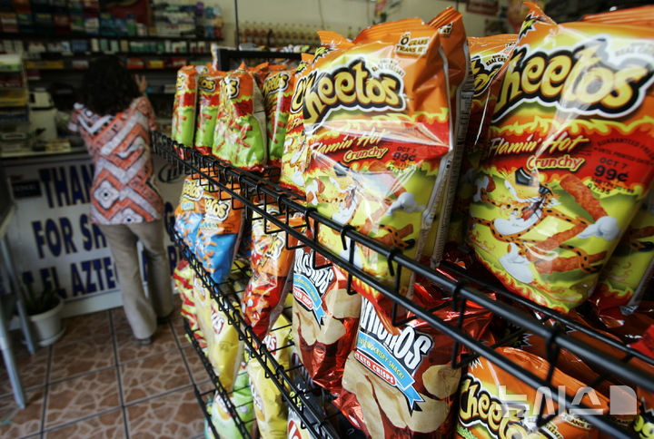[로스앤젤레스=AP/뉴시스] 로스앤젤레스 남부의 라 아즈테카의 슈퍼마켓에 정문 근처에 플레이밍 핫 치토스가 진열돼 있다. 20242.10.02.