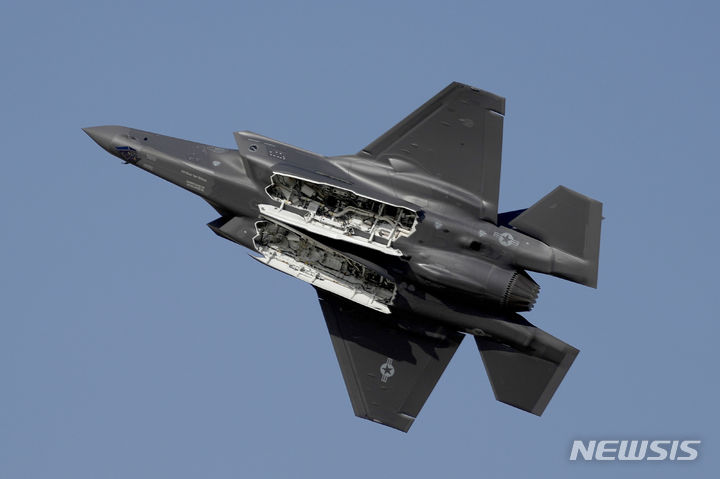 [두바이=AP/뉴시스] 포르투갈이 F-16 전투기를 최신예 F-35 전투기로 교체하려는 계획을 포기했다. 사진은 2023년 11월 23일 아랍에미리트에서 열린 두바이 에어쇼에서 F-35 전투기가 비행하는 모습 .2025.03.14. 