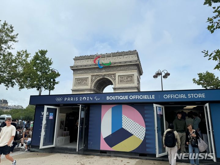 [파리=뉴시스]파리 개선문에 위치한 올림픽 스토어. (사진=안경남)