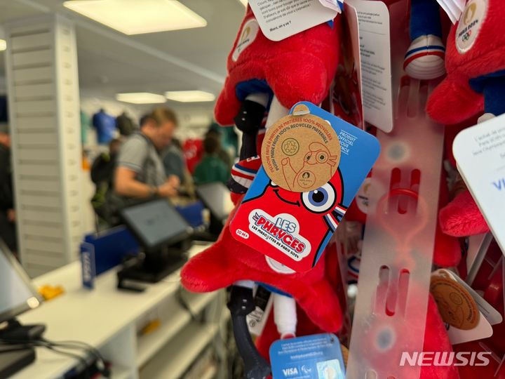 [파리=뉴시스]파리 개선문에 위치한 올림픽 스토어. (사진=안경남)