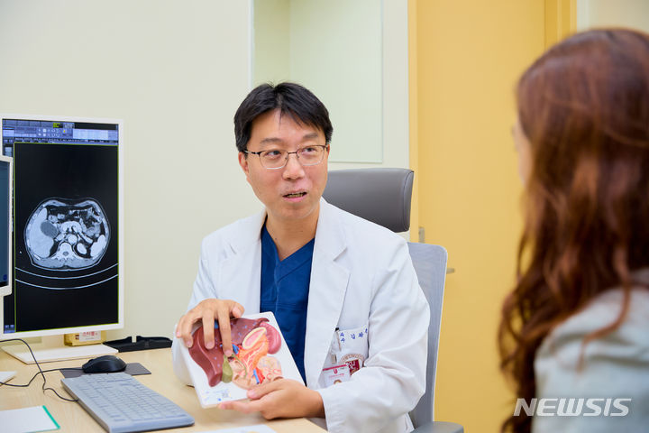 [서울=뉴시스]김완준 고려대학교 구로병원 간담췌외과 교수가 환자를 진료하고 있다. (사진= 고려대 구로병원 제공) 2024.07.27. photo@newsis.com. 