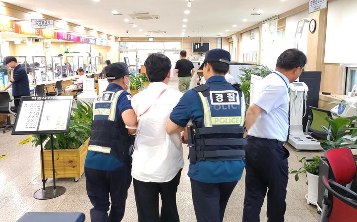 [창녕=뉴시스] 창녕군이 특이민원 발생 대비 모의훈련를 하고 있다. (사진=창녕군 제공) 2024.07.26. photo@newsis.com *재판매 및 DB 금지