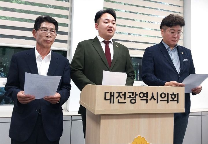 [대전=뉴시스] 조명휘 기자 = 국민의힘 소속 대전 대덕구의원들이 26일 오전 대전시의회 기자실에서 제9대 후반기 의장단 선출에 대한 의견을 밝히고 있다. 2024.07.26. photo@newsis.com *재판매 및 DB 금지