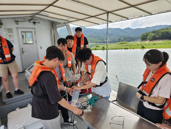 [대전=뉴시스]대전상수도본부가 조류 대비 안전한 상수원 확보를 위해 대청댐 수질을 분석하고 있다. 2024. 07. 26  *재판매 및 DB 금지