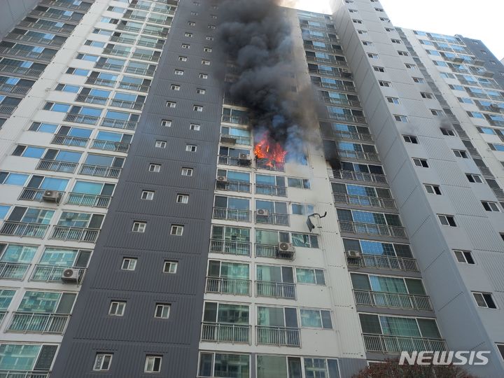 [용인=뉴시스] 고층 아파트 화재 모습. (용인서부소방서 제공)  2024.07.26. photo@newsis.com 