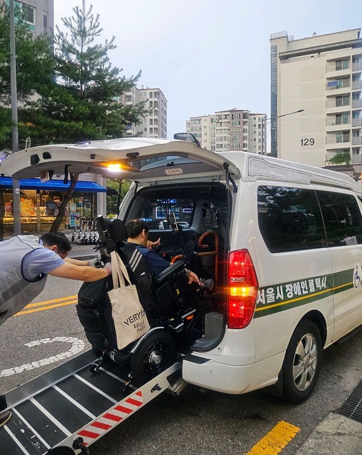 [서울=뉴시스] 조성하 기자 = 김홍기(62)씨가 소나기가 예보된 25일 오후 장애인 콜택시에 탑승하고 있다. 2024.07.26. create@newsis.com *재판매 및 DB 금지