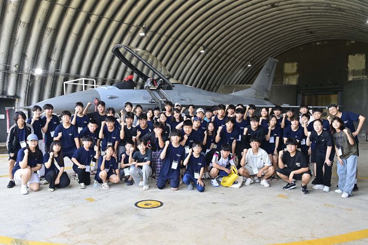 [서산=뉴시스] 26일 한국항공우주소년단이 20전비 이글루에서 KF-16전투기를 관람한 뒤 기념 촬영을 하고 있다. (사진=공군 제20전투비행단 제공) 2024.07.26. *재판매 및 DB 금지