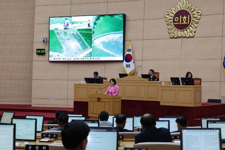 [무안=뉴시스] 송창헌 기자 =  전남도의회 경제관광문화위원회 윤명희 위원장이 26일 제383회 임시회 제2차 본회의 5분 자유발언을 통해 "월동한 왕우렁이가 어린 모를 갉아 먹는 피해가 심각하다"며 왕우렁이 농법 재검토와 근본적인 대책 마련을 촉구하고 있다. (사진=전남도의회 제공) 2024.07.26 photo@newsis.com *재판매 및 DB 금지