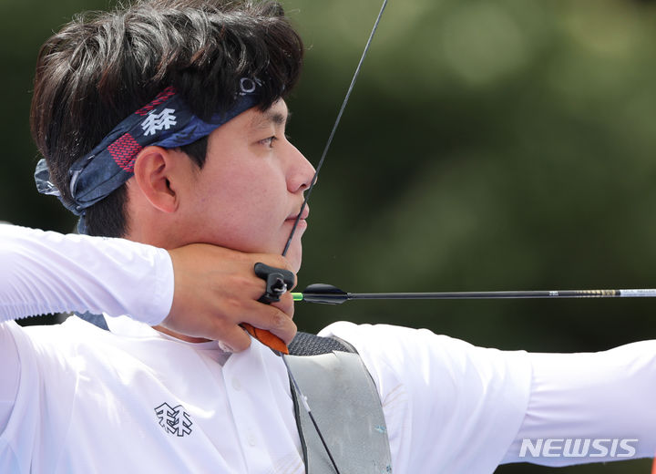 [파리=뉴시스] 김진아 기자 = 2024 파리올림픽 대한민국 양궁대표팀 이우석이 지난달 25일(현지시간) 프랑스 파리 에펠탑 레쟁발리드에서 열린 남자 개인전 랭킹라운드에서 활시위를 당기고 있다. 2024.07.26. bluesoda@newsis.com