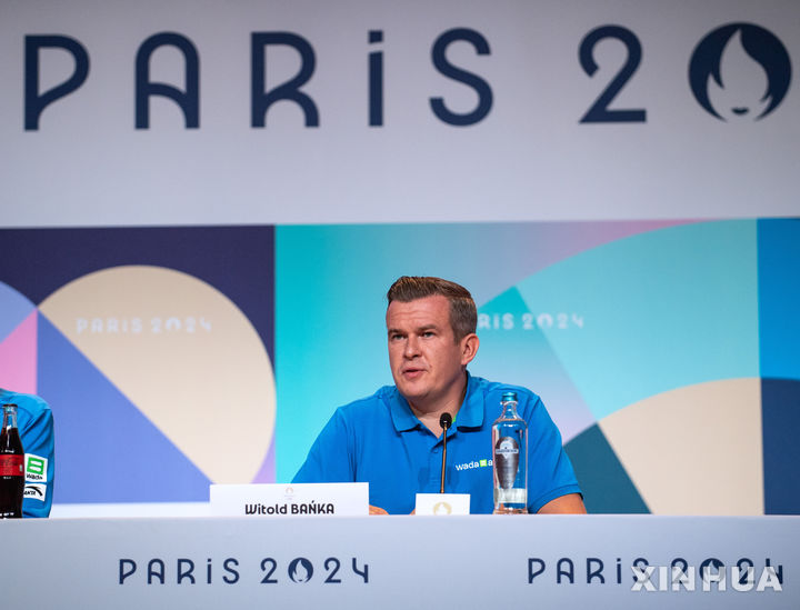 [파리=신화/뉴시스] 중국이 미국반도핑기구(USADA)가 미국 선수들의 도핑을 은폐하고 경기에 참가할 수 있도록 했다면서 독자적인 조사에 나설 것을 요구했다고 8일 중국 관영 신화통신이 보도했다. 사진은 지난달 25일 프랑스 파리에서 기자회견 중 발언하는 비톨트 반카 세계반도핑기구(WADA) 회장. 2024.8.9