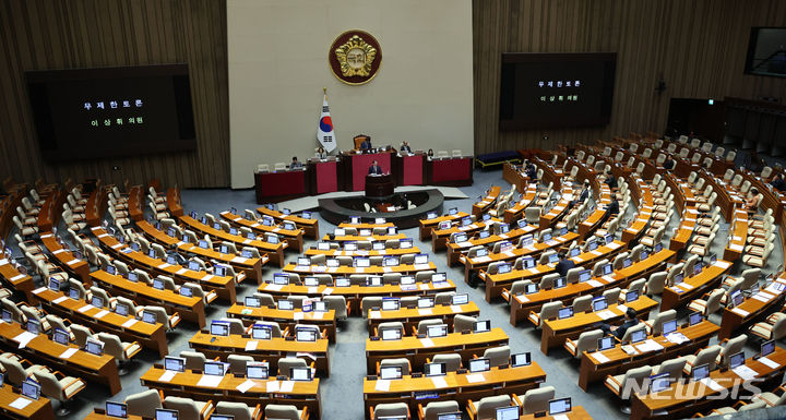 [서울=뉴시스] 권창회 기자 = 이상휘 국민의힘 의원이 26일 오전 서울 여의도 국회에서 열린 제416회 국회(임시회) 제1차 본회의에서 방송통신위원회의 설치 및 운영에 관한 법률 일부개정법률안에 반대하는 무제한 토론(필리버스터)을 이어가고 있다. 2024.07.26. kch0523@newsis.com