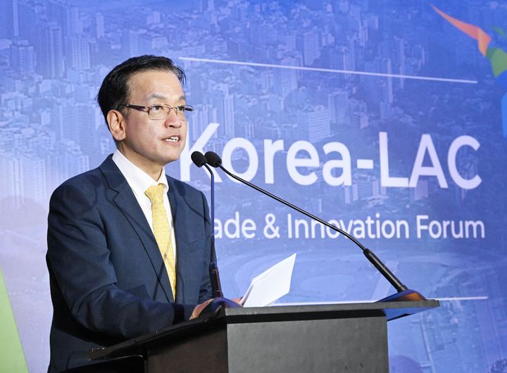 [서울=뉴시스] G20재무장관회의 참석차 브라질 리우 데 자네이루를 방문 중인 최상목 부총리 겸 기획재정부 장관이 25일(현지시각) 힐튼호텔에서 열린 제2차 한-중남미 혁신·무역포럼에서 개회사를 하고 있다. (사진=기획재정부 제공) 2024.07.26. photo@newsis.com *재판매 및 DB 금지