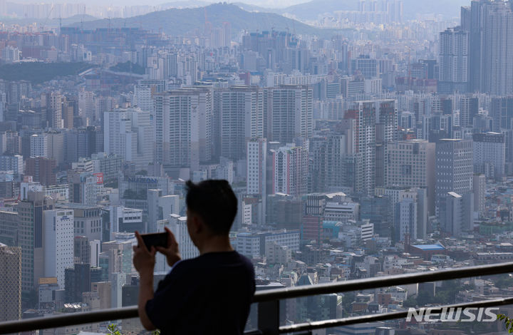 [서울=뉴시스] 김근수 기자 = 지난 26일 오전 서울 중구 남산에서 서울 아파트 단지가 보이고 있다. 한국부동산원이 발표한 7월 넷째 주 전국 주택 가격 동향 조사에 따르면 지난주 전국 아파트 매매가격은 전주 대비 0.06% 상승하며 지난주(0.05%)보다 상승 폭이 확대됐다. 2024.07.28. ks@newsis.com