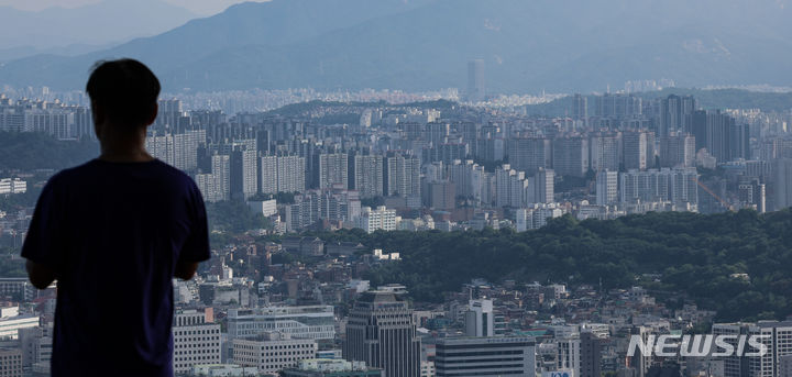 [서울=뉴시스] 김근수 기자 = 26일 오전 서울 중구 남산에서 서울 아파트 단지가 보이고 있다. 한국부동산원이 발표한 7월 넷째 주 전국 주택 가격 동향 조사에 따르면 지난주 전국 아파트 매매가격은 전주 대비 0.06% 상승하며 지난주(0.05%)보다 상승 폭이 확대됐다. 2024.07.26. ks@newsis.com