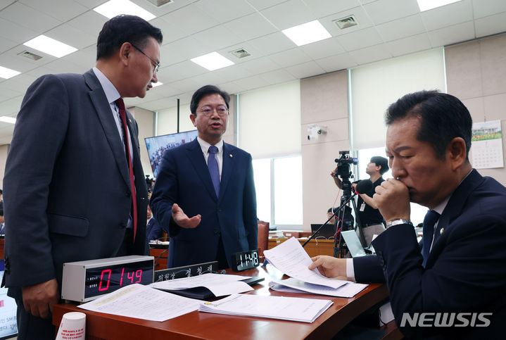 [서울=뉴시스] 고승민 기자 = 정청래 국회 법사위원장이 26일 서울 여의도 국회에서 열린 제5차 법제사법위원회 윤석열 대통령 탄핵소추안 즉각 발의 요청에 관한 청원 관련 청문회에서 김승원 민주당, 유상범 국민의힘 간사와 대화하고 있다. 2024.07.26. kkssmm99@newsis.com